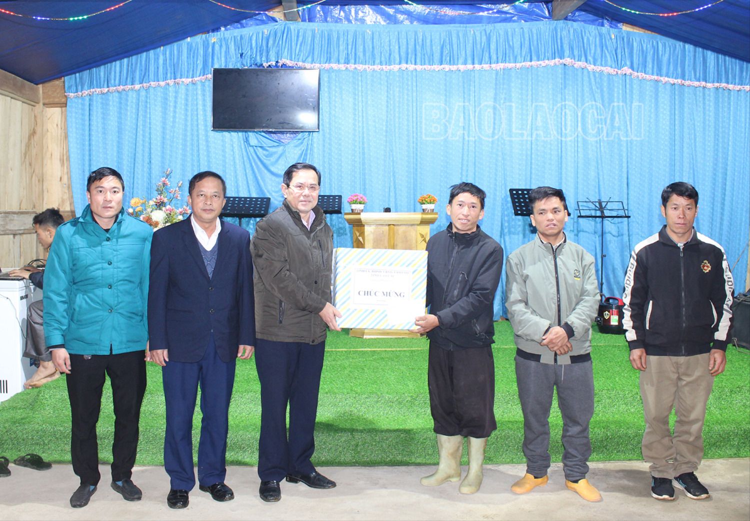 Tặng quà cho nhóm đạo Tin lành thôn Sảng Ma Sáo, xã Sàng Ma Sáo. img-3015-350-6204.jpg