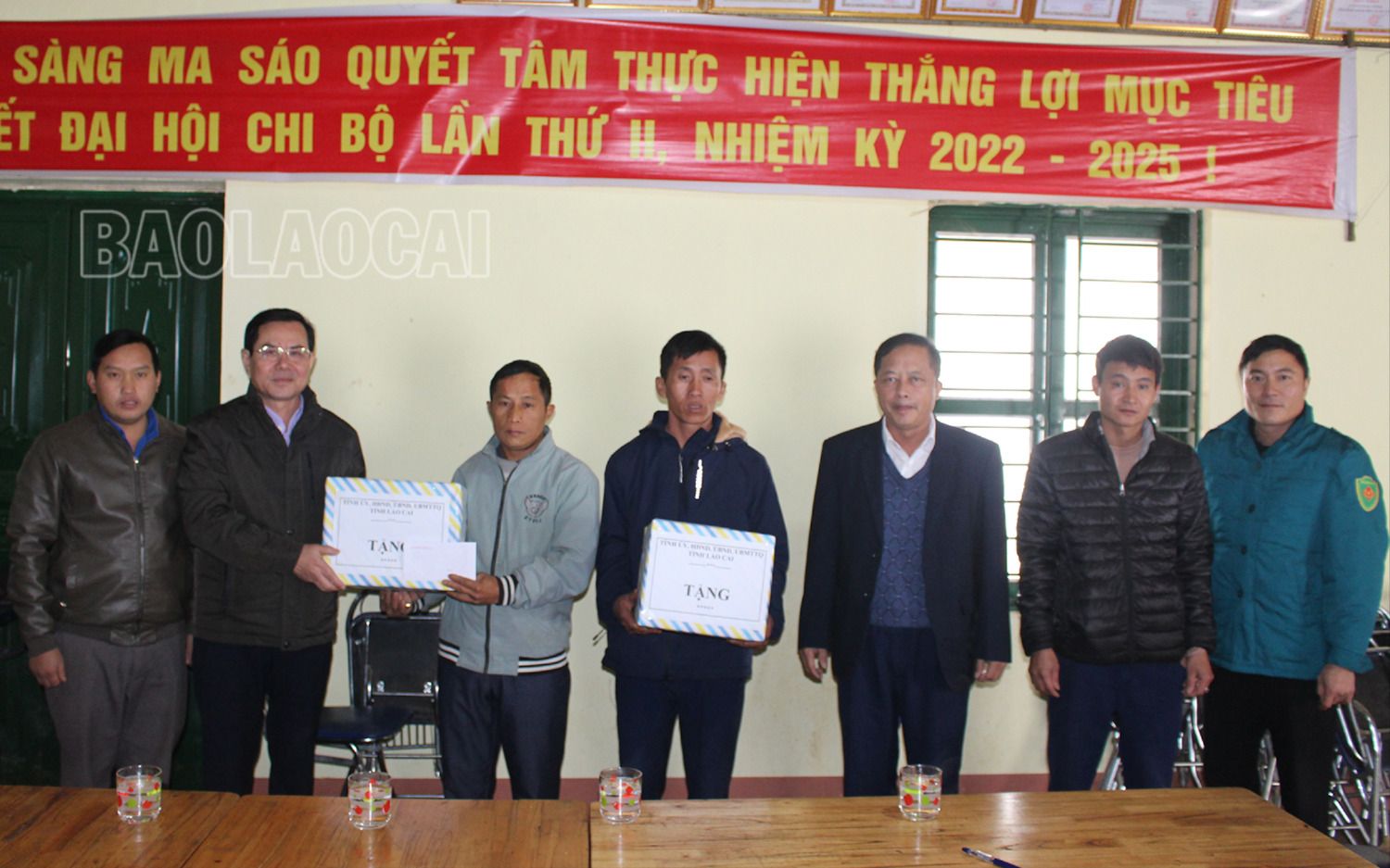 Tặng quà cá nhân tiêu biểu trên địa bàn xã Sàng Ma Sáo. img-3007-2746-8325.jpg