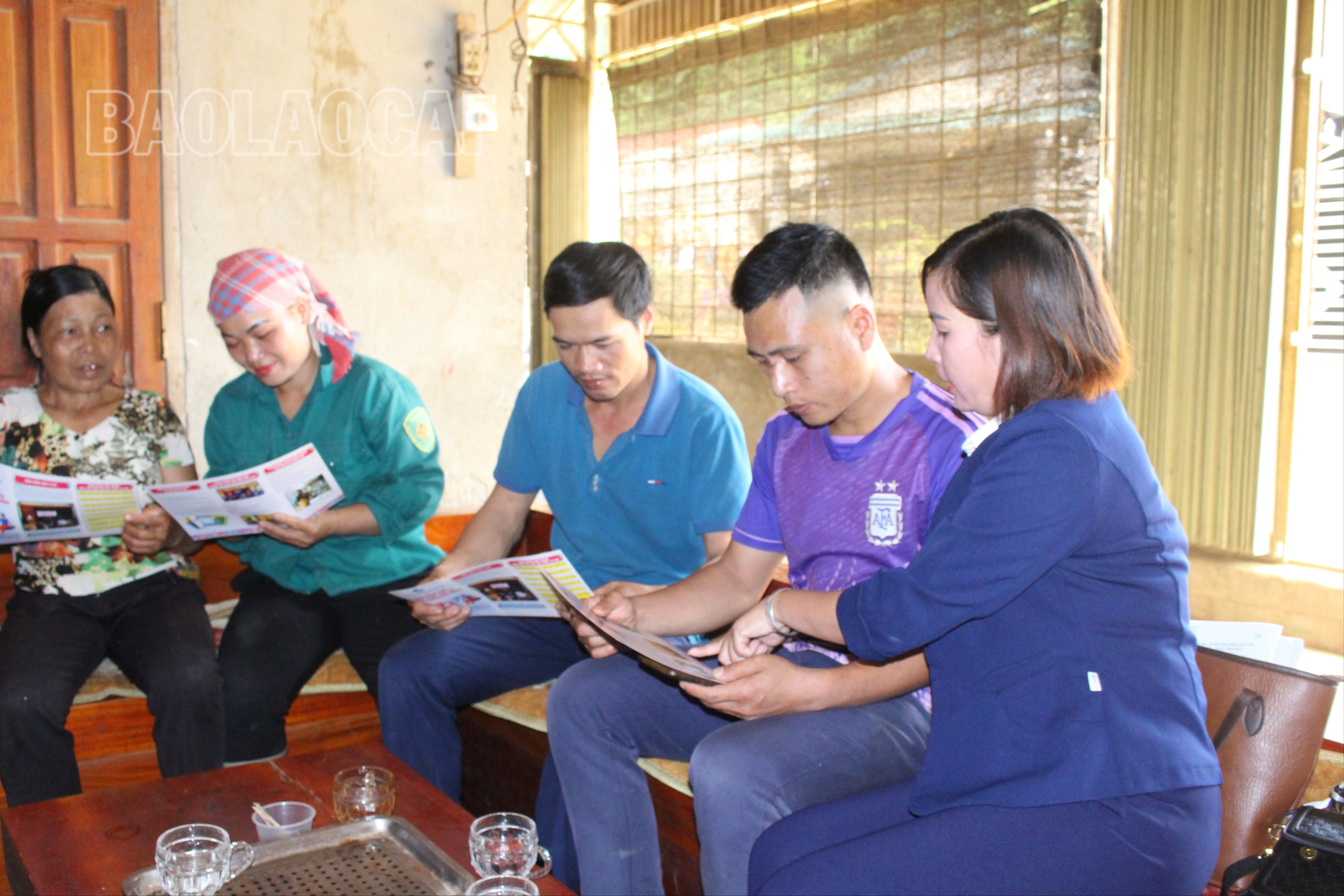 Chủ tịch Hội Phụ nữ xã Kim Sơn - chị Lý Thị Hà (ngồi ngoài cùng bên phải) trao đổi nội dung hoạt động xã hội với thành viên Câu lạc bộ "Gia đình hạnh phúc". IMG_1807.JPG