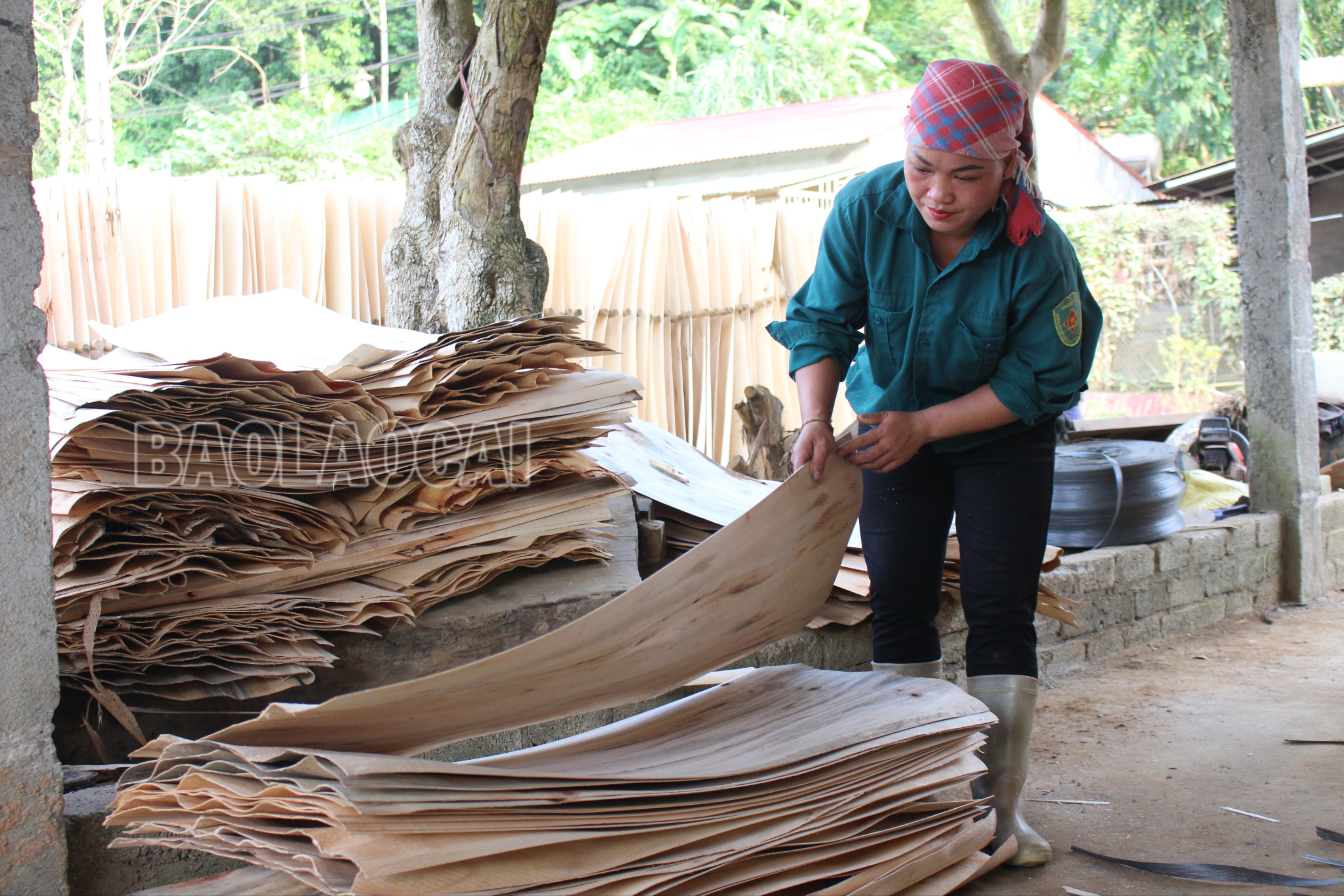 Chị Hoàng Thị San luôn gương mẫu và đi đầu trong mọi hoạt động của phụ nữ xã. IMG_1788.JPG