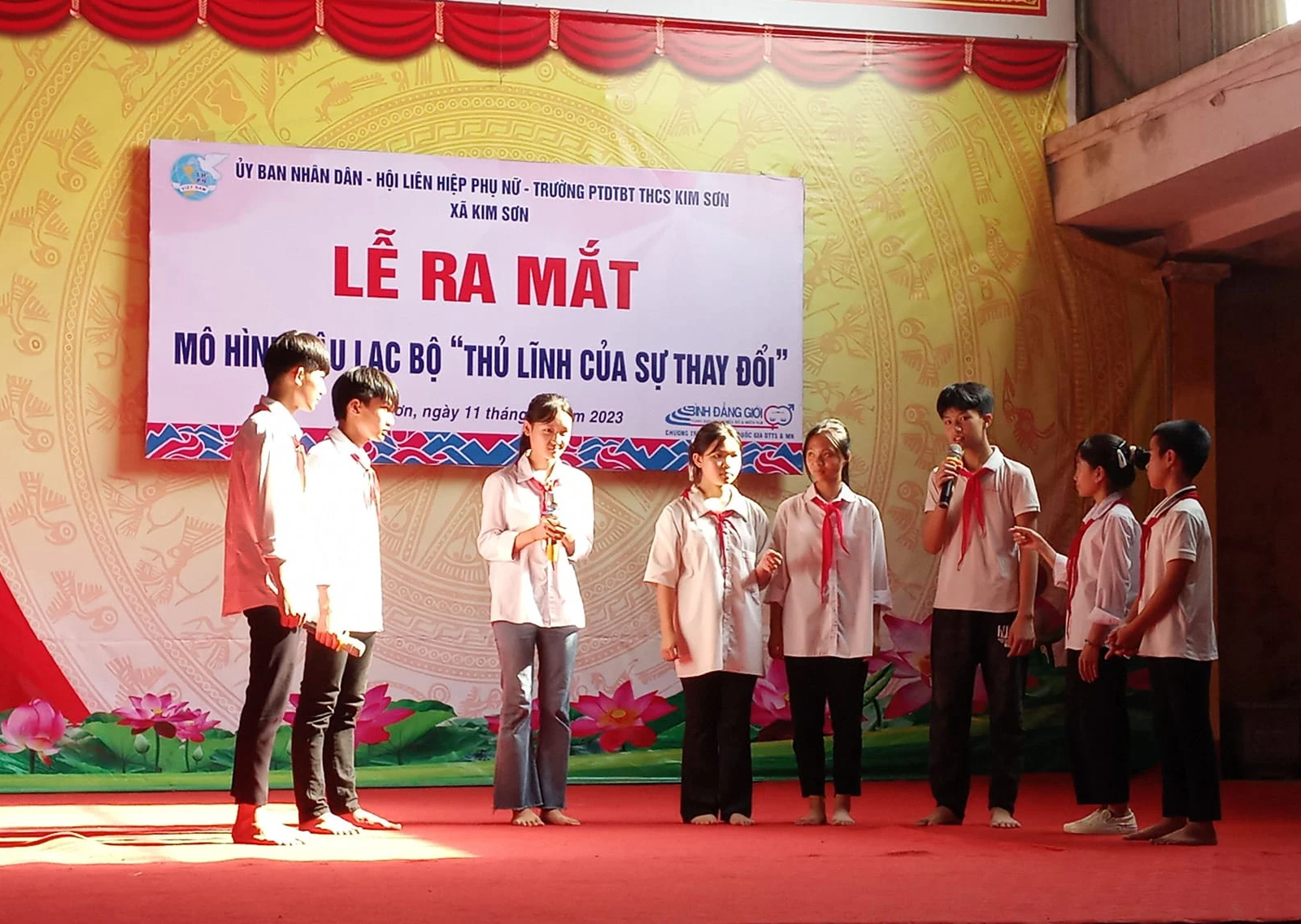 Các em học sinh giao lưu tìm hiểu kiến thức bảo vệ quyền trẻ em.jpg