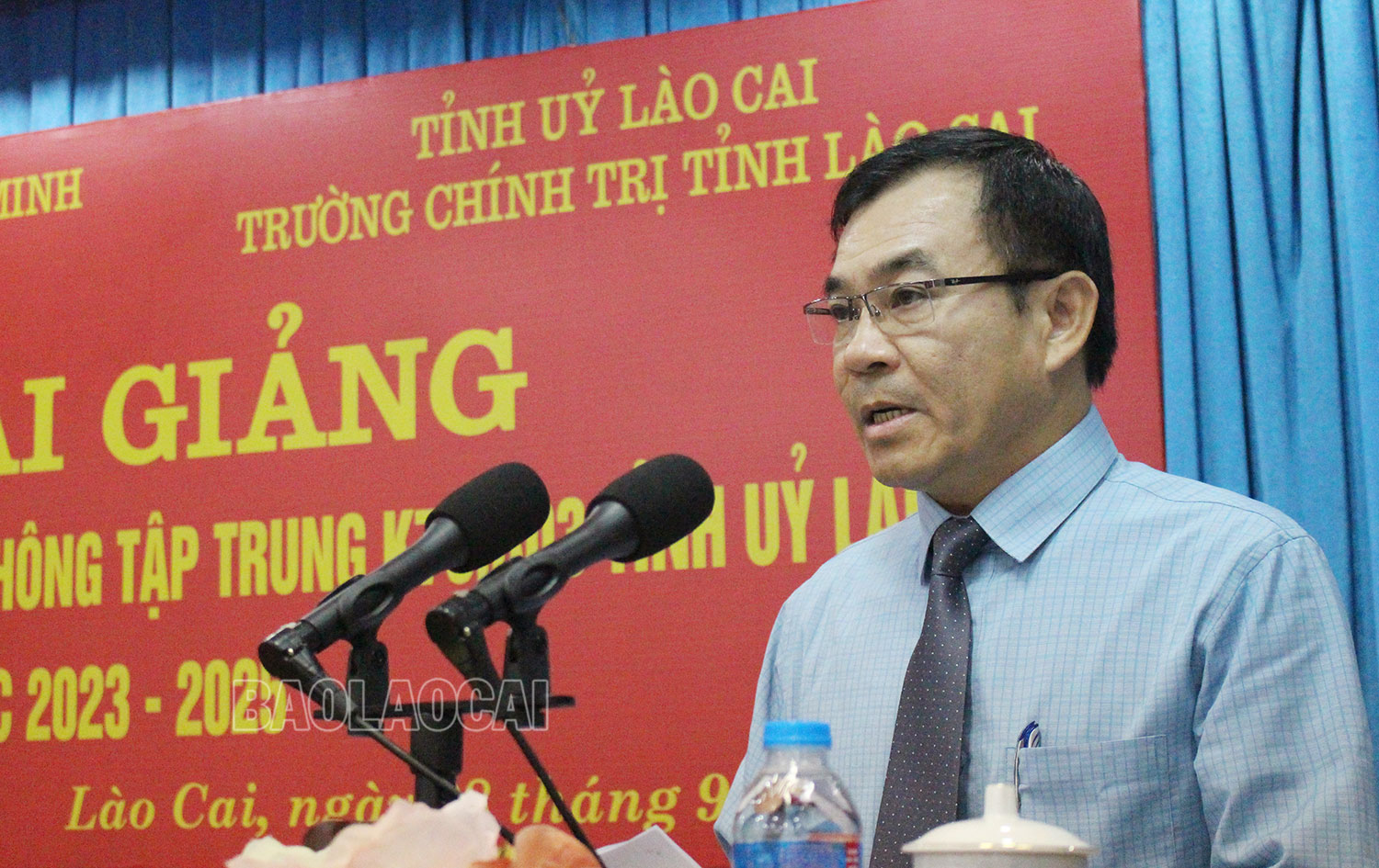 Đồng chí Trưởng Ban Tổ chức Tỉnh ủy phát biểu tại buổi lễ khai giảng. IMG_0400.jpg