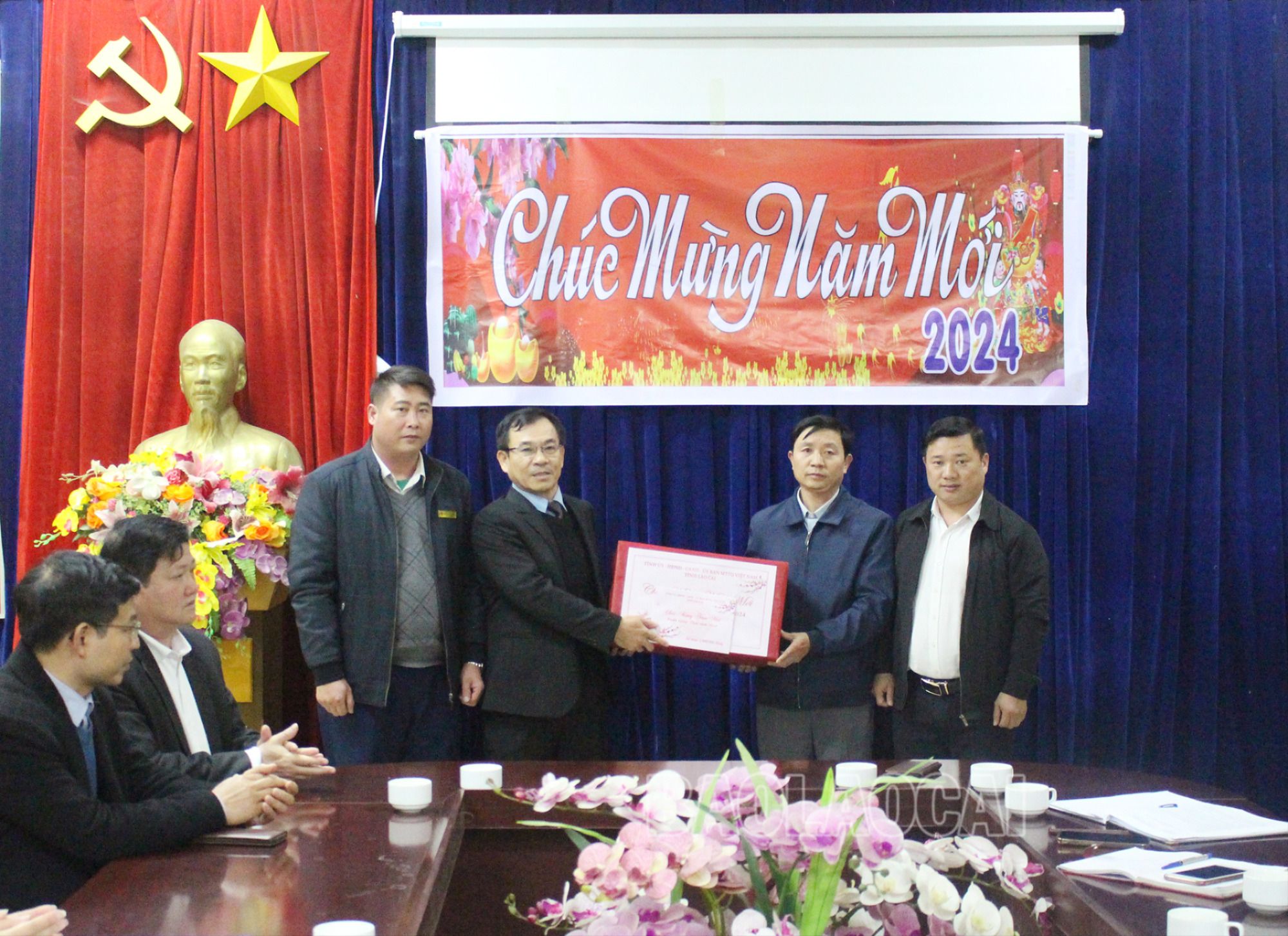 Tặng quà Đảng bộ, chính quyền và Nhân dân xã Thanh Bình. img-3767-5856-5.jpg