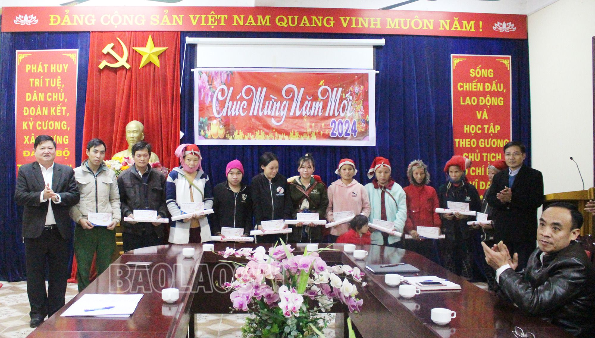 UBND thị xã Sa Pa tặng quà các gia đình có hoàn cảnh khó khăn ở xã Thanh Bình. img-3771-5591-2942.jpg