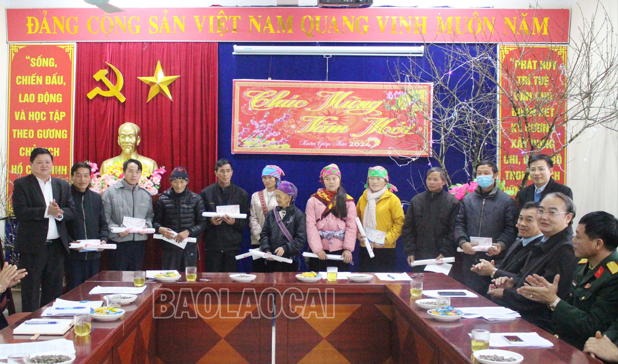 UBND thị xã Sa Pa tặng quà các gia đình có hoàn cảnh khó khăn ở xã Mường Hoa. img-3748-3828-3010.jpg