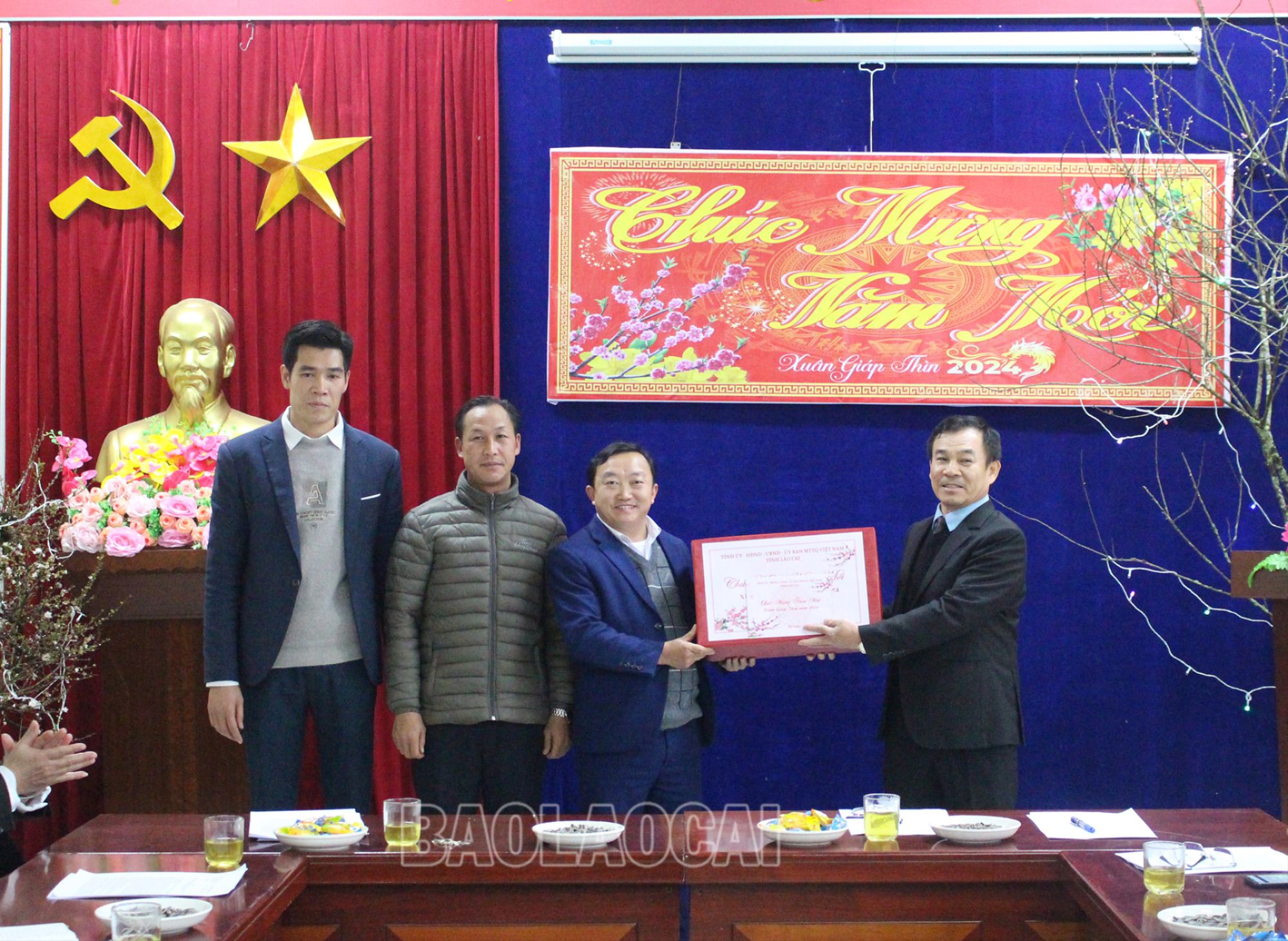 Đồng chí Trưởng Ban Tổ chức Tỉnh ủy thăm và tặng quà Đảng bộ, chính quyền và Nhân dân xã Mường Hoa. img-3743-2243-5819.jpg