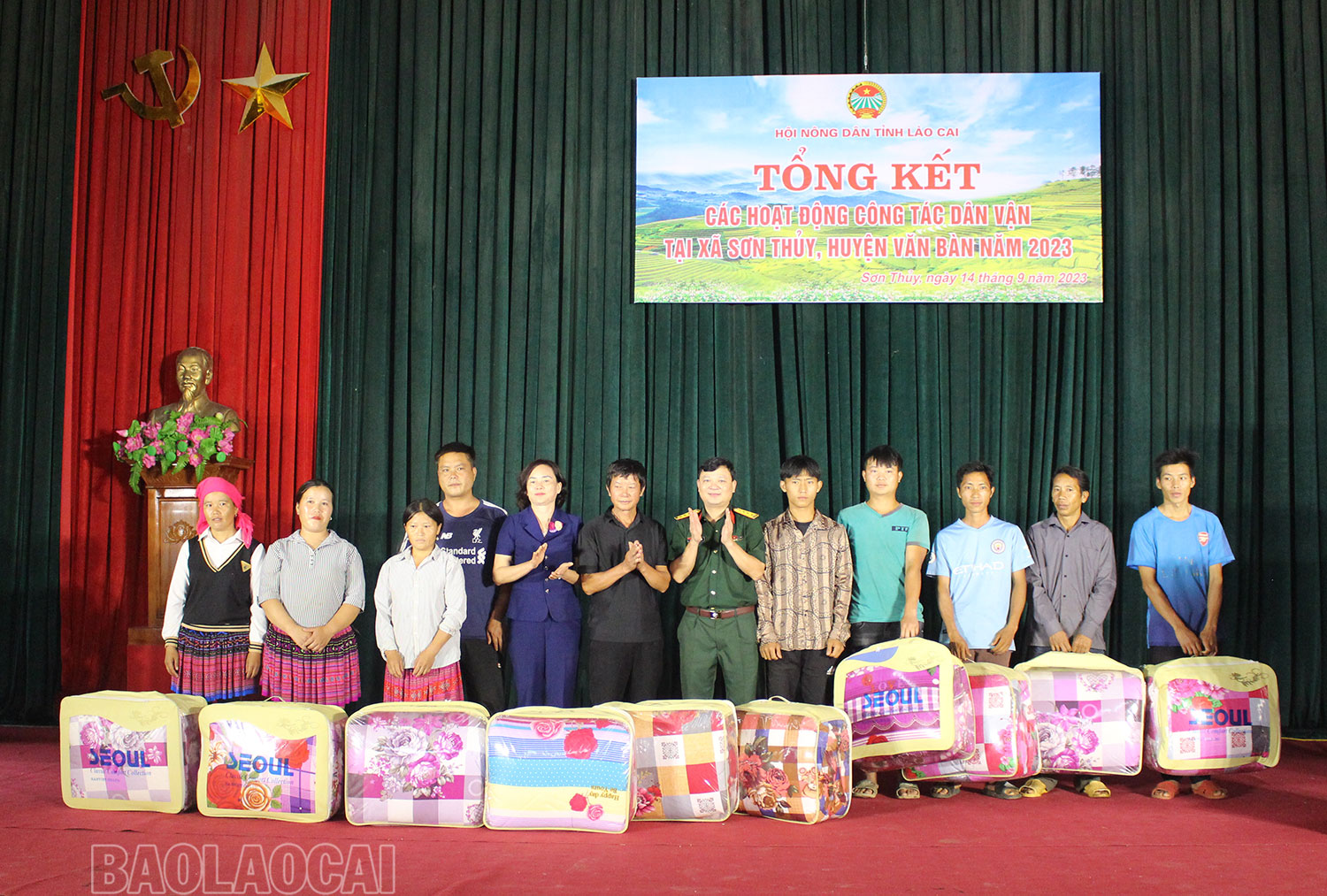 Trao tặng chăn ấm cho các hộ dân. IMG_0490.jpg
