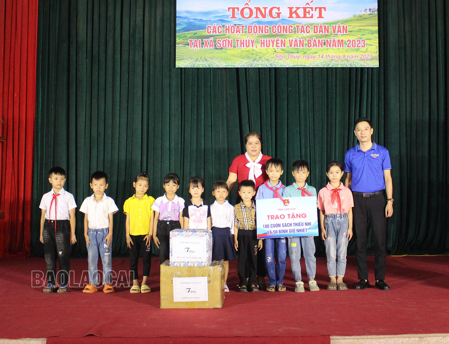 Tỉnh đoàn Lào Cai trao học bổng và quà cho học sinh trên địa bàn xã. IMG_0512.jpg