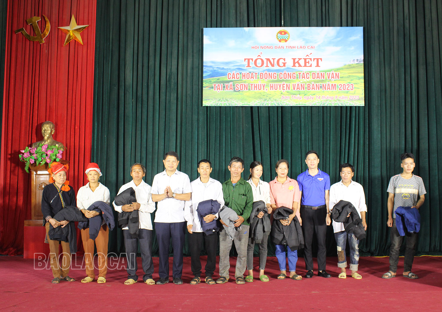 Trao tặng áo ấm cho người dân. IMG_0497.jpg