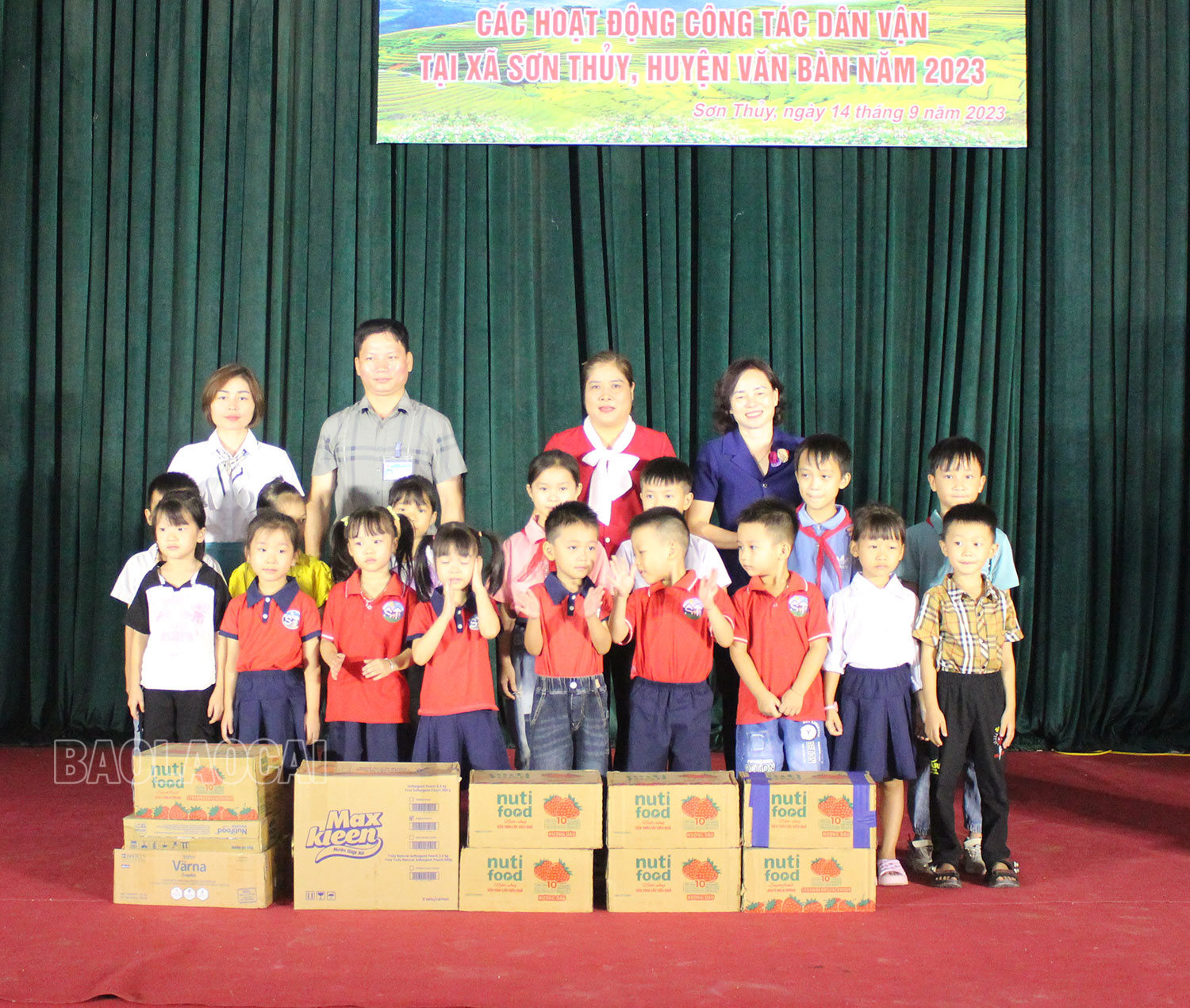 Tặng sữa và nước hoa quả cho học sinh trên địa bàn xã. IMG_0501.jpg