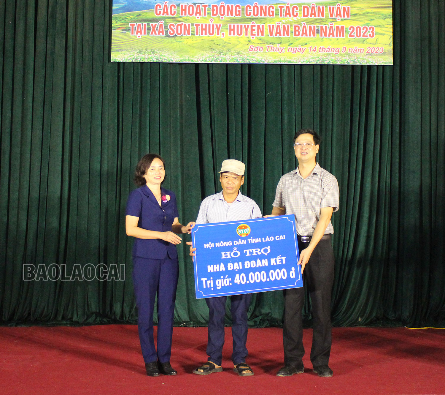 Lãnh đạo Hội Nông dân tỉnh trao tặng hỗ trợ nhà Đại đoàn kết. IMG_0481.jpg