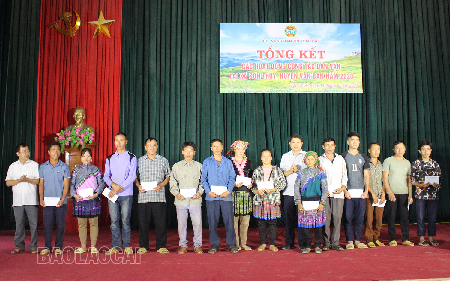 Lãnh đạo UBND huyện Văn Bàn trao tiền hỗ trợ làm chuồng trại cho các hộ nuôi bò. IMG_0517.jpg