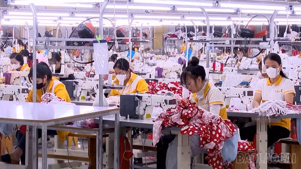 Công nhân, người lao động chấp hành nghiêm quy định về an toàn vệ sinh lao động trong sản xuất.