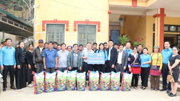 Liên đoàn Lao động tỉnh hỗ trợ 15 tấn phân bón cho người dân vùng cao