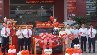 Khách hàng Agribank Yên Bái trúng ô tô từ chương trình tiết kiệm dự thưởng