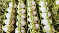 Trứng vịt Nghĩa Đô - quà quê trong những lớp rơm vàng