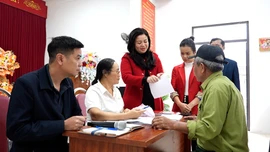 Cấp phát tiền mặt hỗ trợ sinh kế cho người dân bị ảnh hưởng bởi thiên tai