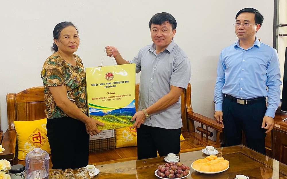 Đồng chí Giàng A Tông dâng hương tại Khu di tích Lịch sử - Văn hóa Căng và Đồn Nghĩa Lộ ảnh 1 Đồng chí Giàng A Tông dâng hương tại Khu di tích Lịch sử - Văn hóa Căng và Đồn Nghĩa Lộ ảnh 1