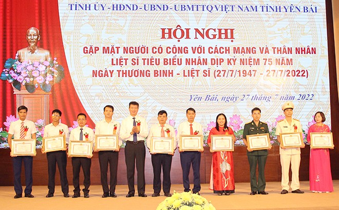 Yên Bái tổ chức trọng thể Hội nghị gặp mặt người có công với cách mạng và thân nhân liệt sĩ tiêu biểu ảnh 8 Yên Bái tổ chức trọng thể Hội nghị gặp mặt người có công với cách mạng và thân nhân liệt sĩ tiêu biểu ảnh 8