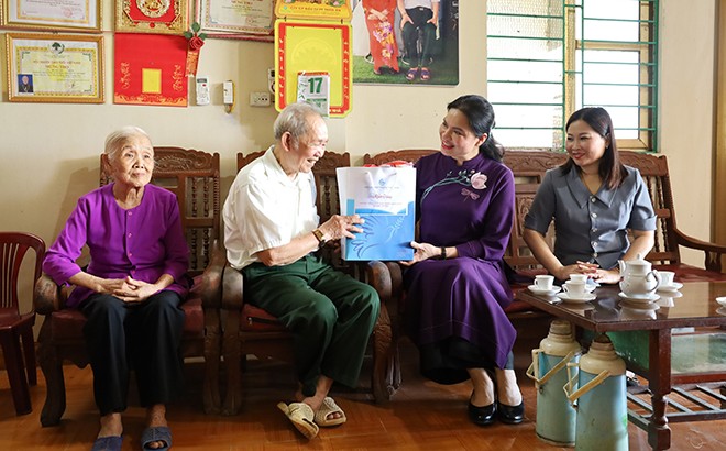 Chủ tịch Trung ương Hội Liên hiệp Phụ nữ Việt Nam Hà Thị Nga thăm và tặng quà gia đình người có công tại Yên Bái ảnh 1 Chủ tịch Trung ương Hội Liên hiệp Phụ nữ Việt Nam Hà Thị Nga thăm và tặng quà gia đình người có công tại Yên Bái ảnh 1
