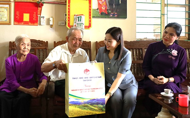 Chủ tịch Trung ương Hội Liên hiệp Phụ nữ Việt Nam Hà Thị Nga thăm và tặng quà gia đình người có công tại Yên Bái ảnh 2 Chủ tịch Trung ương Hội Liên hiệp Phụ nữ Việt Nam Hà Thị Nga thăm và tặng quà gia đình người có công tại Yên Bái ảnh 2