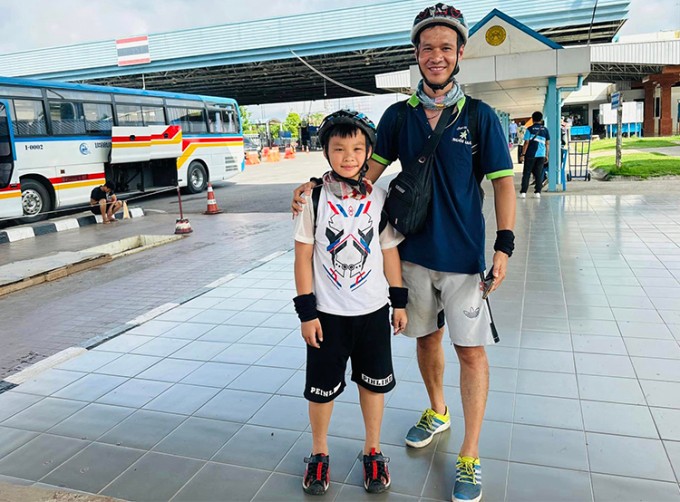 Cậu bé 10 tuổi đạp xe 2.800 km xuyên 4 quốc gia ảnh 1 Cậu bé 10 tuổi đạp xe 2.800 km xuyên 4 quốc gia ảnh 1