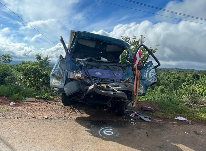 Va chạm giữa xe khách và xe tải, tài xế bị trọng thương mắc kẹt trong cabin ảnh 1 Va chạm giữa xe khách và xe tải, tài xế bị trọng thương mắc kẹt trong cabin ảnh 1