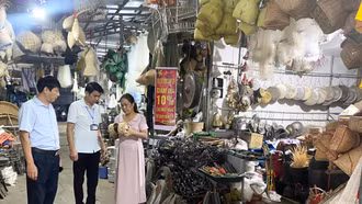 130 tiểu thương chợ Mường Lò tham gia hoạt động chợ Tết Độc lập