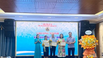 Đại diện lãnh đạo Hiệp hội Doanh nghiệp Nam Lào Cai trao quyết định kết nạp và tặng hoa cho 3 doanh nghiệp hội viên mới.
