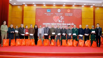 Hội Chữ thập đỏ tỉnh Lào Cai trao 200 suất quà cho nạn nhân da cam/Dioxin và hội viên Hội Người mù