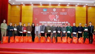 Hội Chữ thập đỏ tỉnh Lào Cai trao 200 suất quà cho nạn nhân da cam/Dioxin và hội viên Hội Người mù