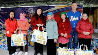 Sẻ chia để Tết thêm ấm áp