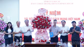 Thường trực HĐND tỉnh và Đoàn đại biểu Quốc hội tỉnh thăm, chúc mừng Báo và Phát thanh, Truyền hình Lào Cai nhân dịp 21/6