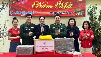 Hội Chữ thập đỏ tỉnh trao quà Tết tại vùng biên giới A Mú Sung và Trịnh Tường