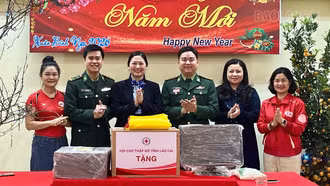 Hội Chữ thập đỏ tỉnh trao quà Tết tại vùng biên giới A Mú Sung và Trịnh Tường