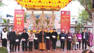 Trao 300 suất quà Tết cho người yếu thế phường Yên Bái