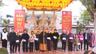 Trao 300 suất quà Tết cho người yếu thế phường Yên Bái