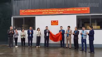 Gắn biển công trình chào mừng Đại hội Công đoàn tỉnh