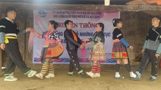 Hơn 400 người dân Tà Xi Láng tham gia truyền thông xóa bỏ những tập tục văn hóa có hại và bình đẳng giới