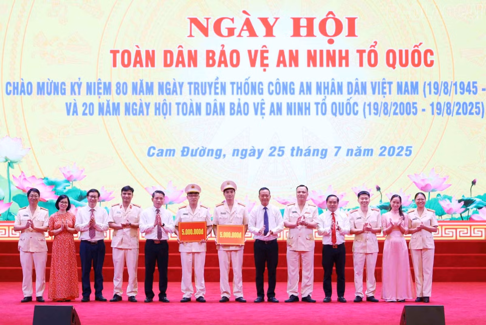 Khen thưởng đột xuất 2 tập thể có thành tích xuất sắc trong công tác đấu tranh, phòng chống tội phạm.