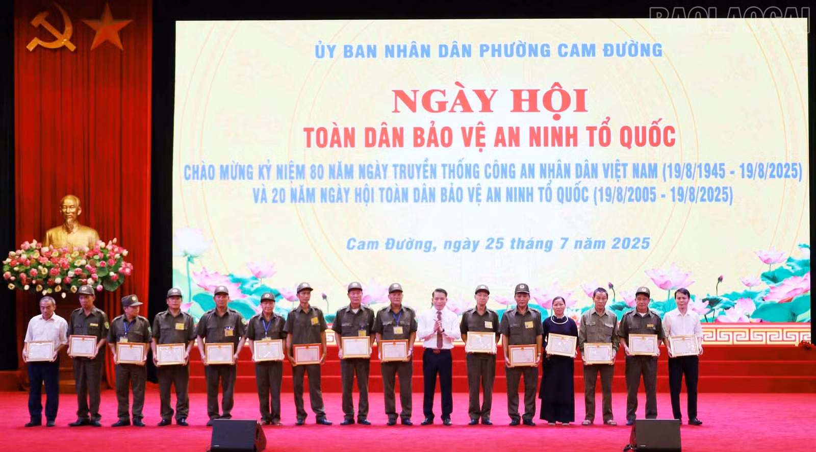 Khen thưởng các cá nhân có thành tích xuất sắc.