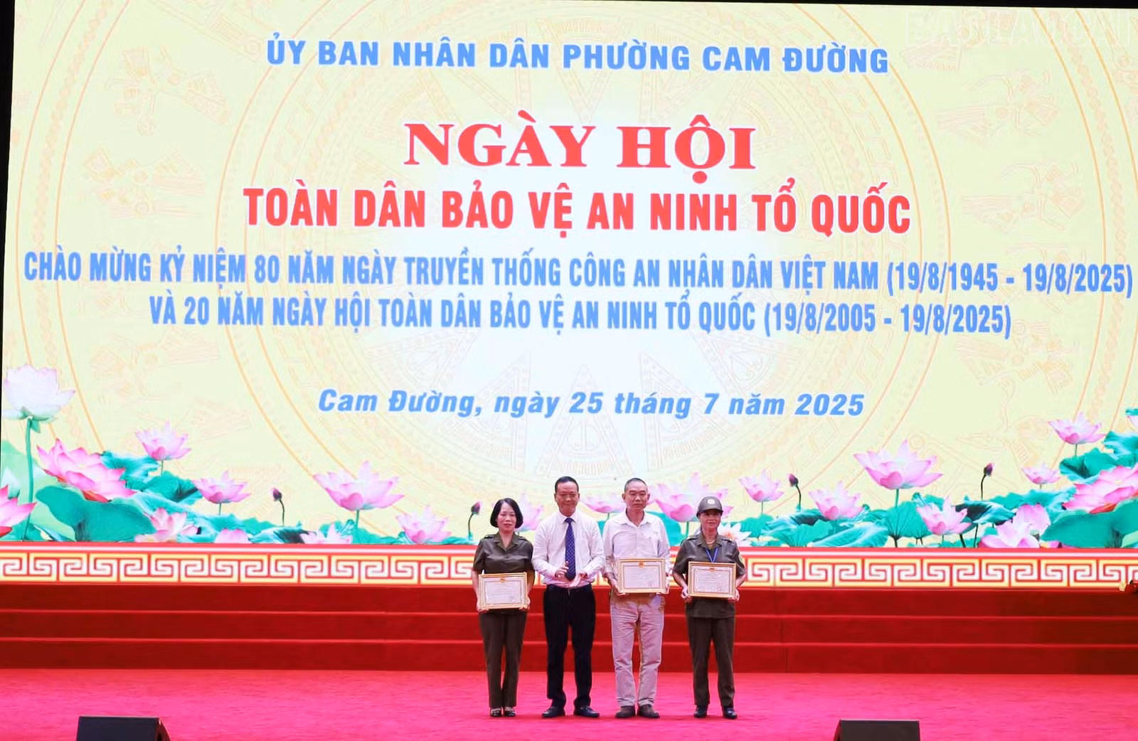 Khen thưởng các tập thể có thành tích xuất sắc.