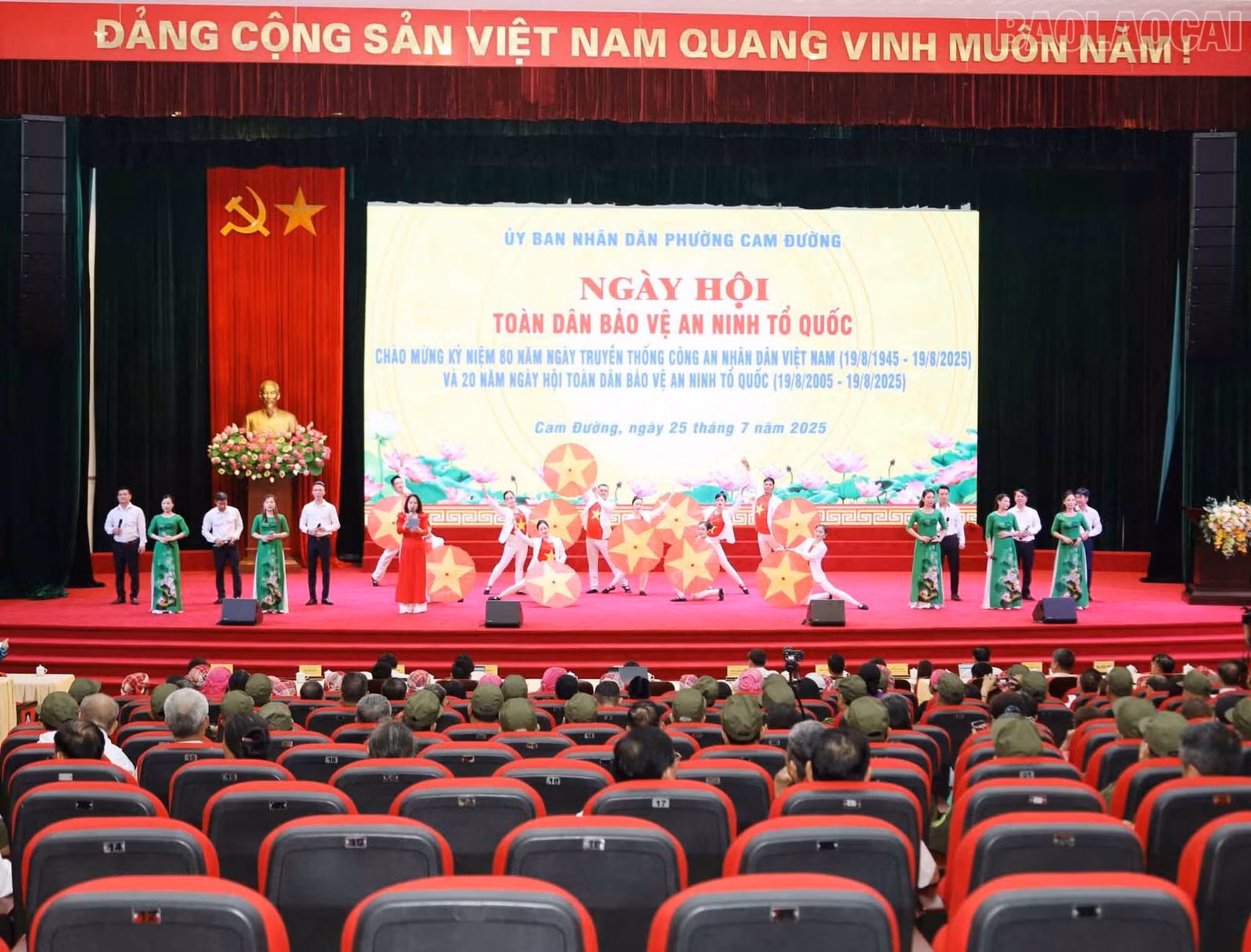 Biểu diễn văn nghệ tại ngày hội.