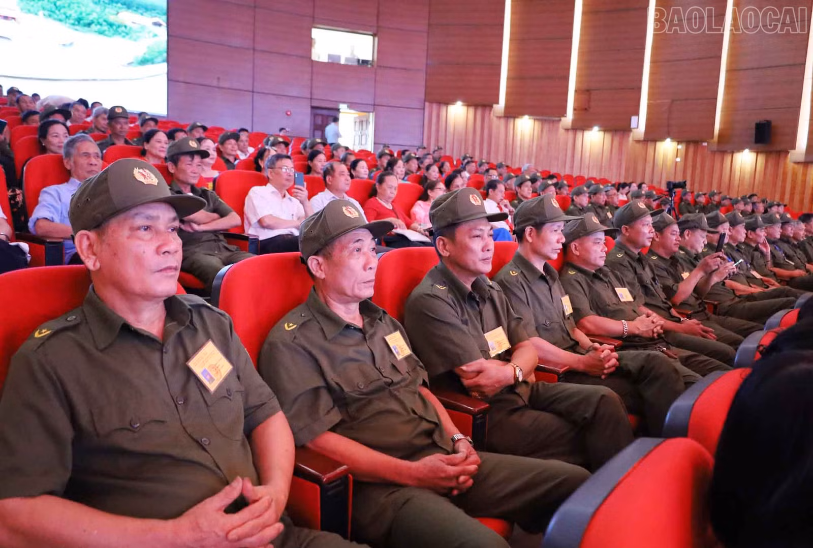 Người dân và lực lượng an ninh cơ sở tham dự ngày hội.