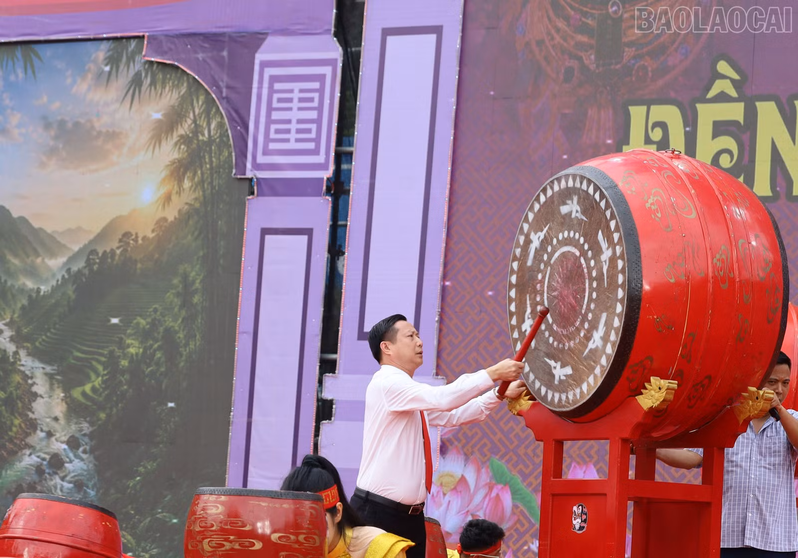 Ông Nguyễn Anh Dũng - Bí thư Đảng ủy, Chủ tịch HĐND xã Bảo Hà đánh trống khai hội.
