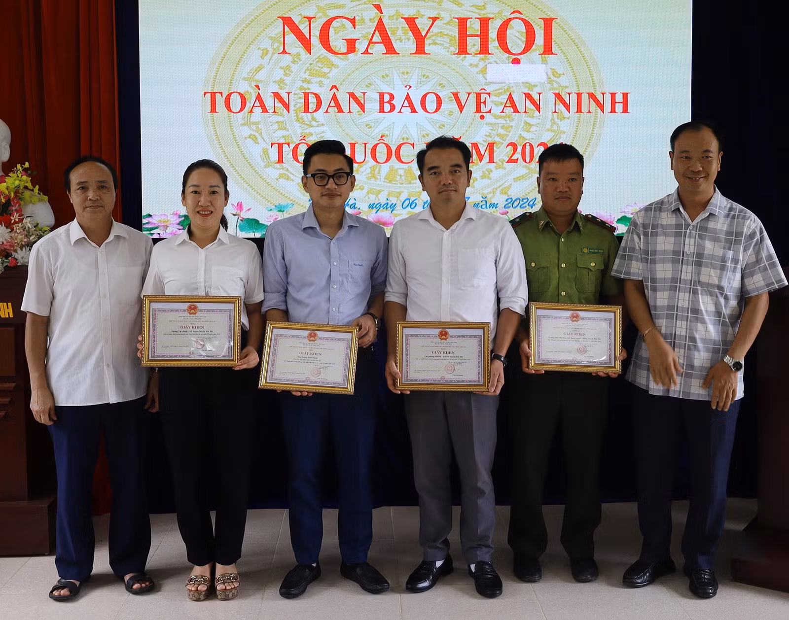 Tặng Giấy khen của UBND huyện Bắc Hà cho các tập thể, cá nhân.