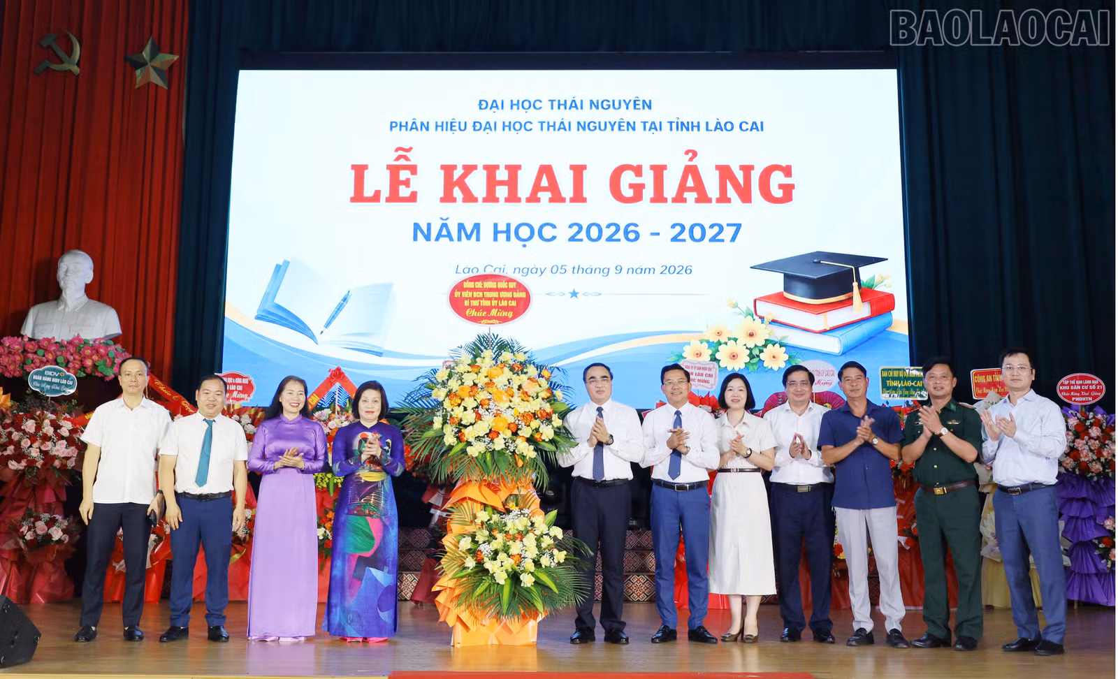 Phân hiệu Đại học Thái Nguyên tại tỉnh Lào Cai đón nhận lẵng hoa chúc mừng của đồng chí Bí thư Tỉnh ủy nhân dịp khai giảng năm học 2026 - 2027.