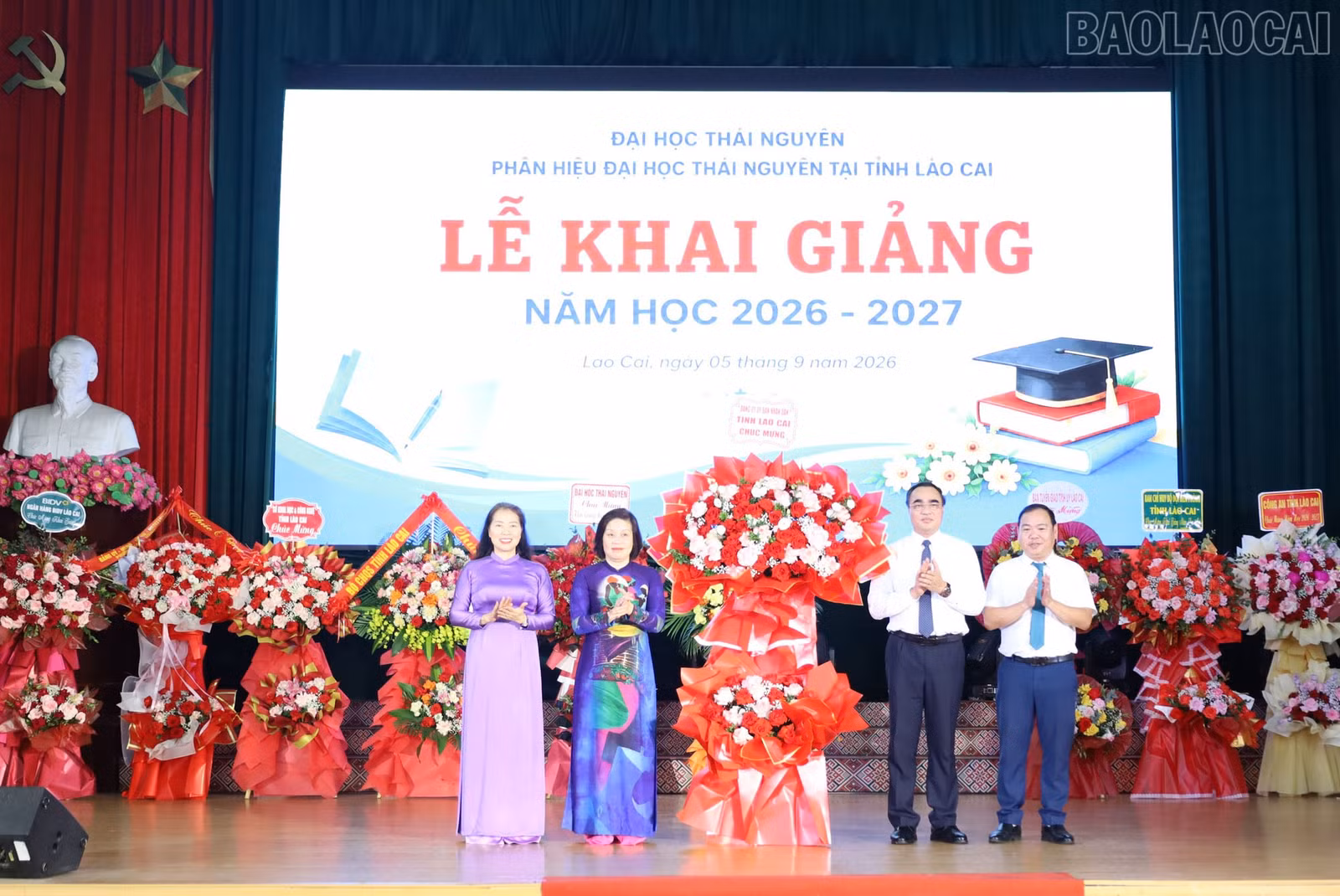 Phân hiệu Đại học Thái Nguyên tại Lào Cai đón nhận lẵng hoa chúc mừng của Đảng ủy UBND tỉnh Lào Cai nhân dịp khai giảng năm học 2026 - 2027.