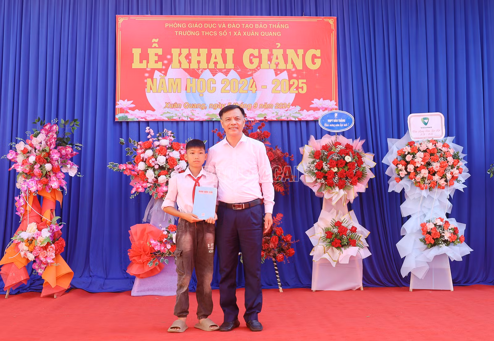 Đồng chí Nguyễn Đức Hoàng, Phó Tổng biên tập Báo Lào Cai tặng học bổng cho học sinh vượt khó học giỏi của nhà trường.