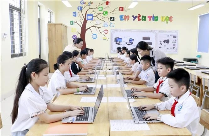 Nhiều địa phương nỗ lực lấp đầy khoảng trống giáo viên để đón năm học mới.